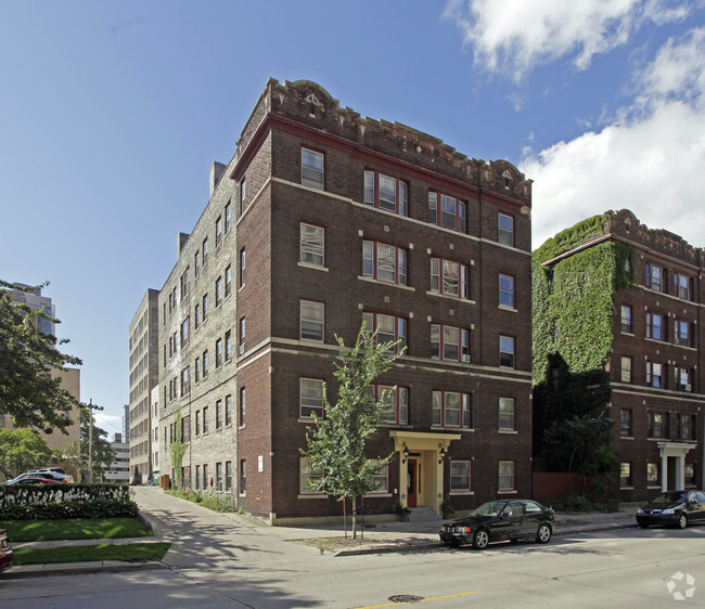 913 E Juneau Ave - 913 E Juneau Ave Milwaukee WI 53202 | Apartment Finder