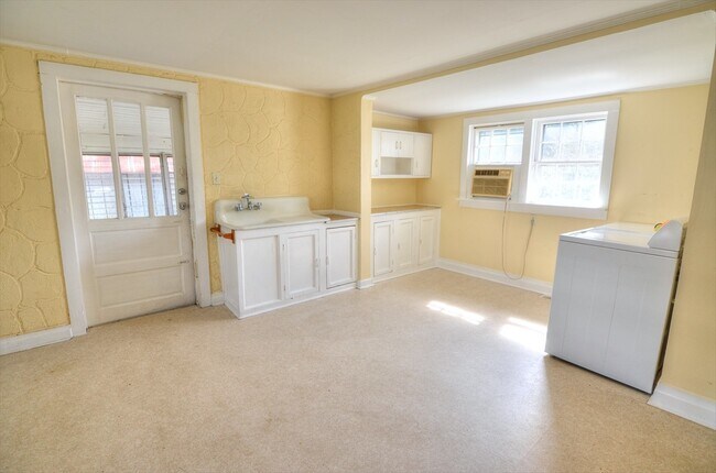 Building Photo - Sunny 3 Bedroom House - Walk To Downtown H...