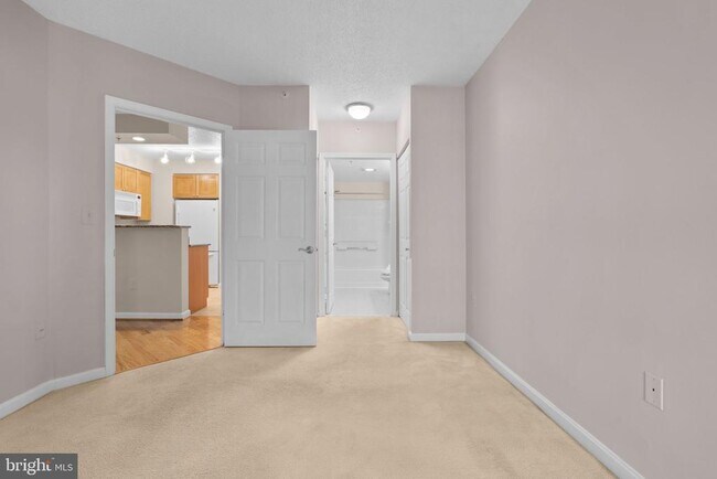 Building Photo - 3101 N Hampton Dr