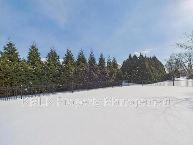 Building Photo - 411 Treeview Dr