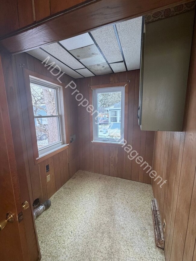 Building Photo - 3 Bedroom 2 Bathroom Home w/ Full Basement