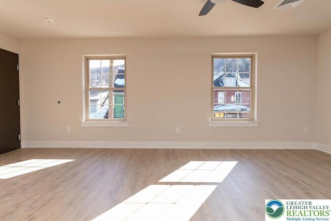 Building Photo - 1275 E 4th St