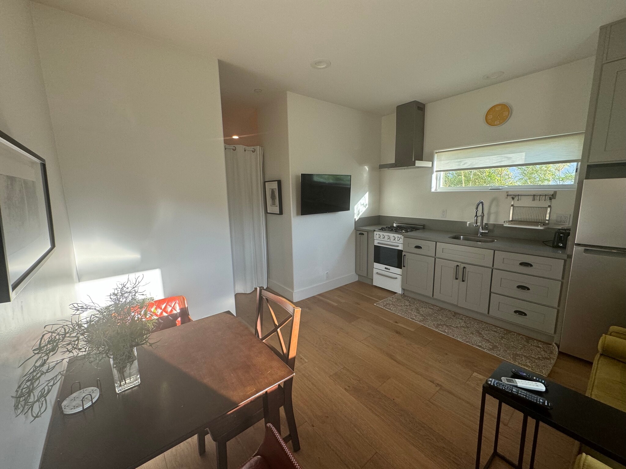 kitchen/dining area - 648 E Fairview Blvd