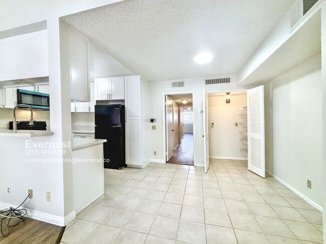 Building Photo - Lovely 2-Bed, 2-Bath Condo with Great Loca...