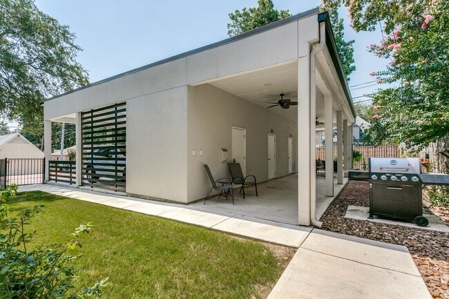 Building Photo - 488-EO