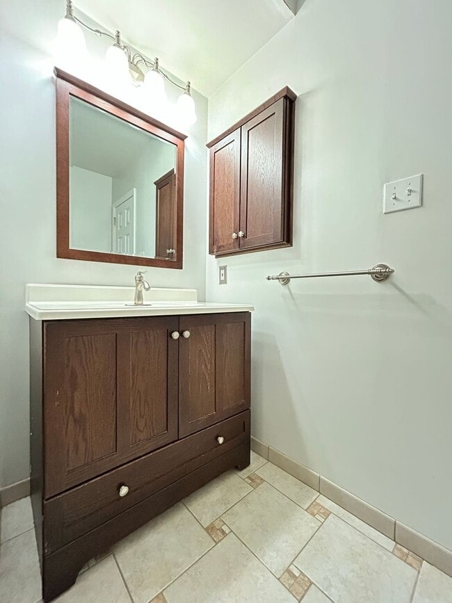 Building Photo - Welcome to this charming home in the desirable cul-de-sac of Hampton, VA. "ASK ABOUT OUR ZERO DEP...