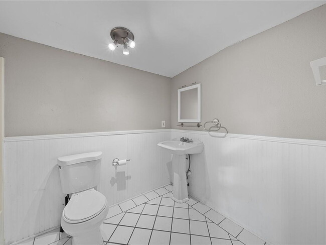 Building Photo - "Charming 3-Bed Oasis in Tampa with 2 Full Baths & 1650 Sq Ft of Comfort!"