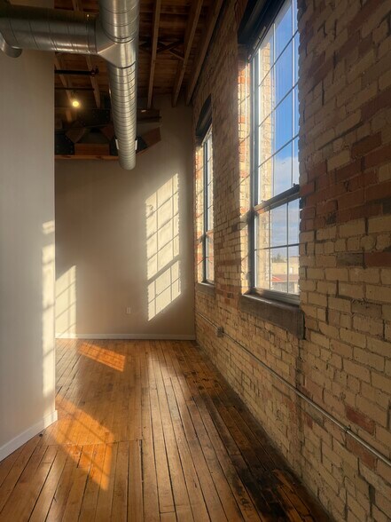 Building Photo - 146 S River Ave