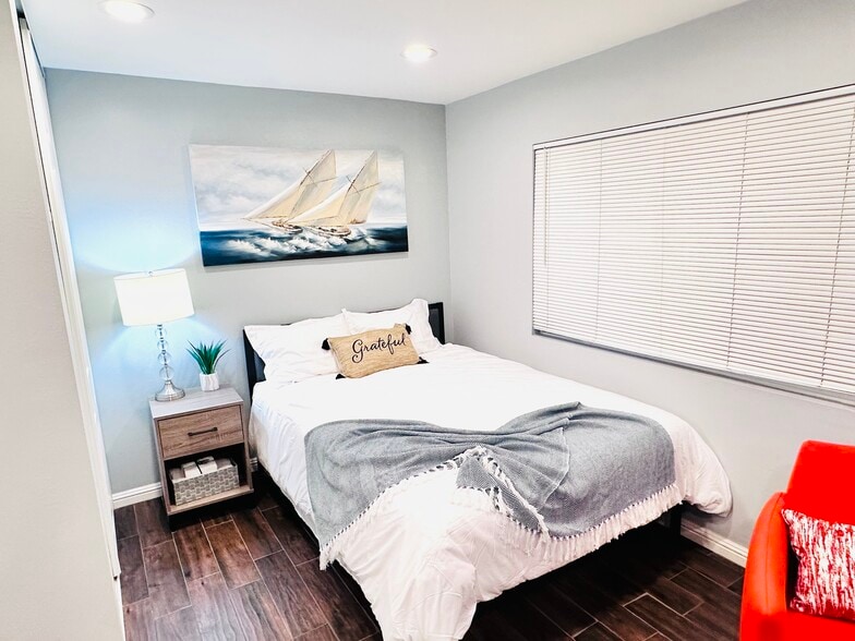 Building Photo - 2621 Wallace Ave