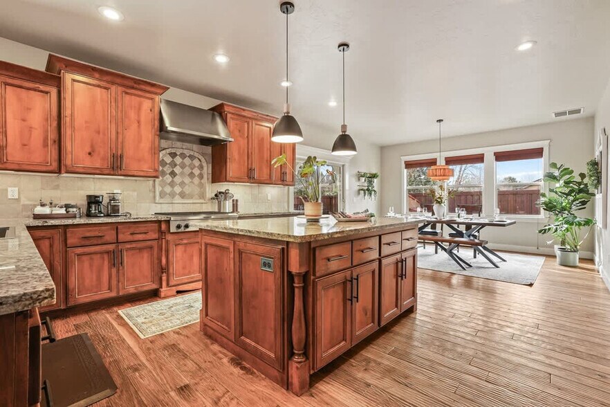 Building Photo - 611 E San Pedro St