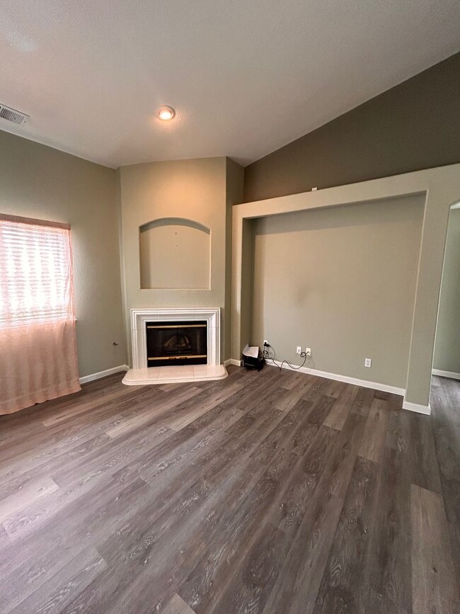 Building Photo - Nice home for rent in Hanford