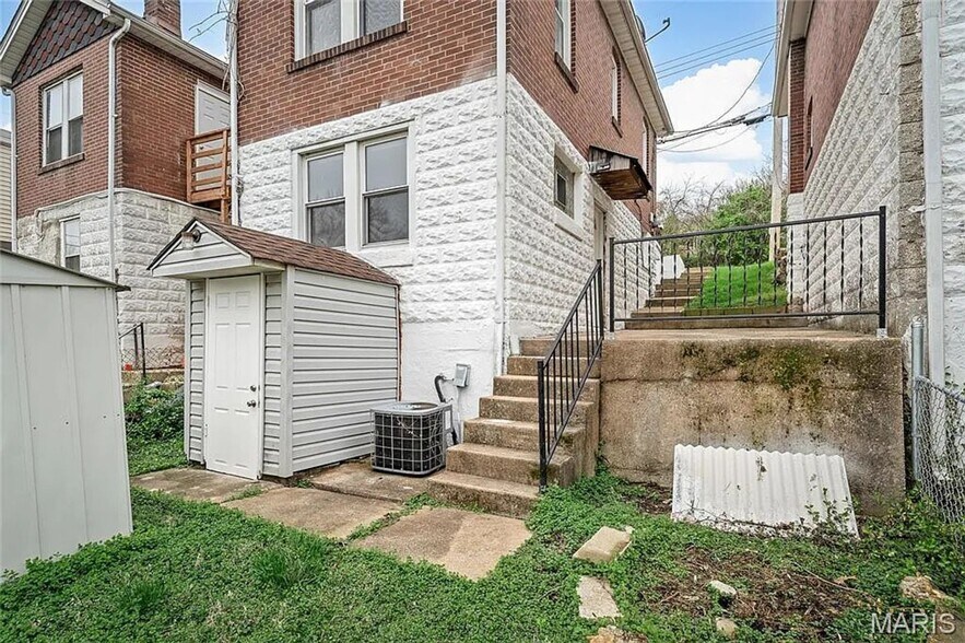 Building Photo - 709 Dammert Ave