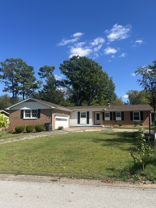 Primary Photo - 1013 S Briarwood Dr