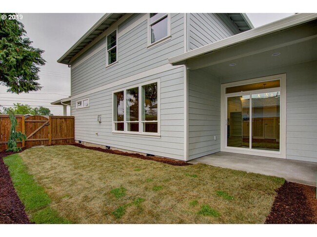 Building Photo - Stylish 3-Bedroom Home w/ Flex Space, Cove...