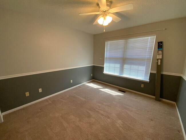 Building Photo - 3 Bedroom 2 Bathroom Duplex