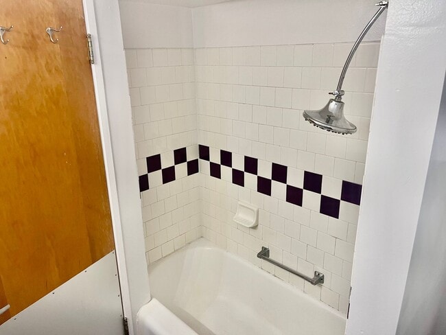 Building Photo - Super Cool Duplex Unit with One Car Garage