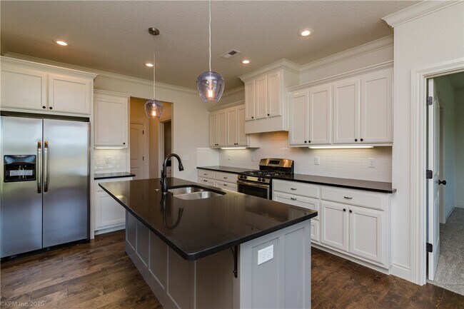 Building Photo - 1620 Sweetbriar Way