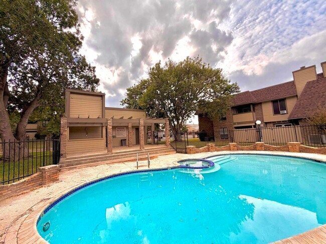 Building Photo - 200 Martingale