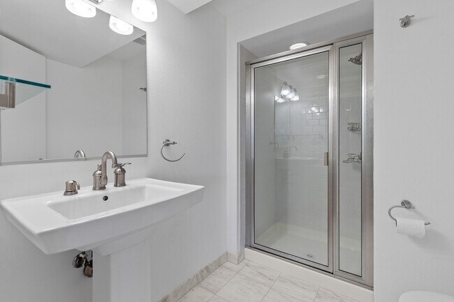 Building Photo - Beautifully Remodeled Execute Home - Parti...