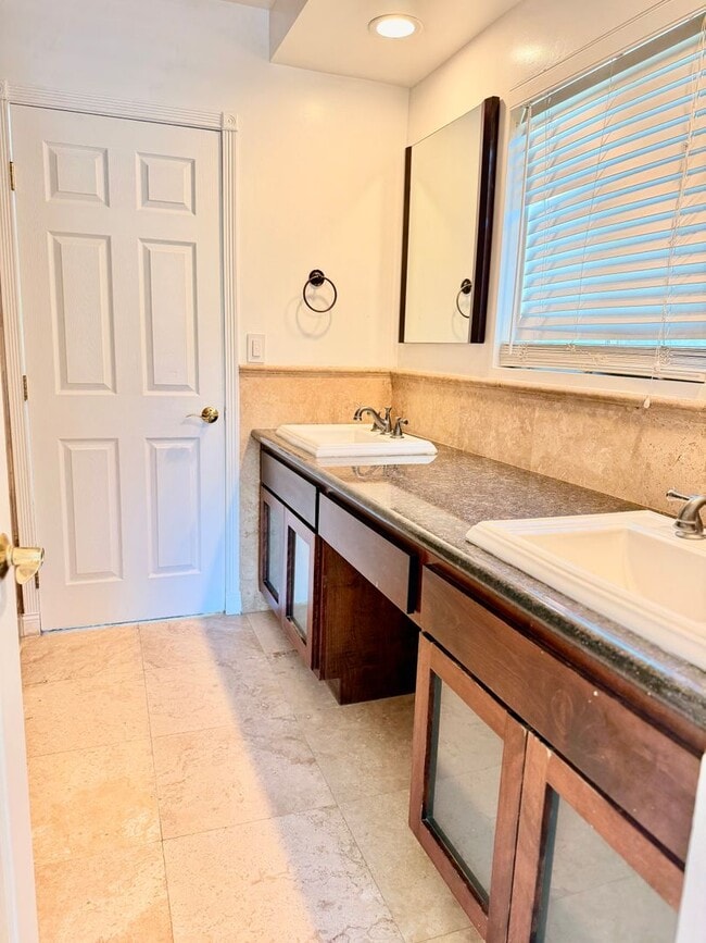 Building Photo - Gorgeous Tarzana Home