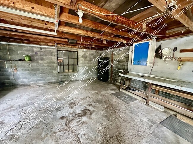 Building Photo - 2115 Lake Rd