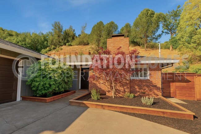 Building Photo - Stylish Single-Level Home by Loma Verde Pr...