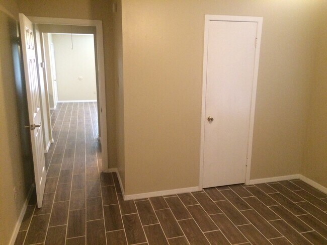 Building Photo - 1604 15th Pl