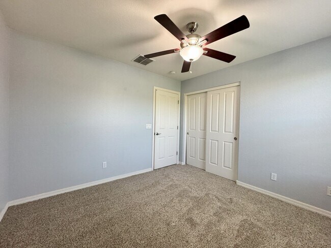 Building Photo - Spacious 5-Bedroom + Loft in Lyons Gate wi...