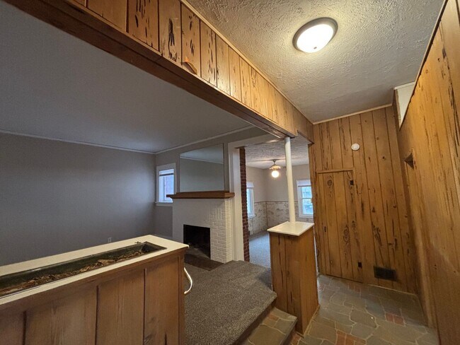 Building Photo - Charming Hilltop Home with Stunning City Views