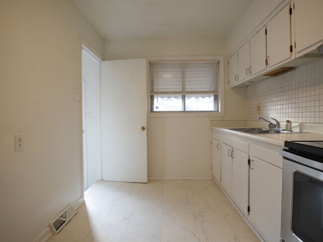 Building Photo - Charming 3BR Brick Ranch