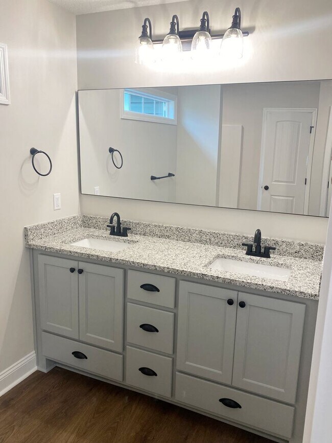 Building Photo - 4 bedrooms, 2 baths in Hahira/North Lownde...