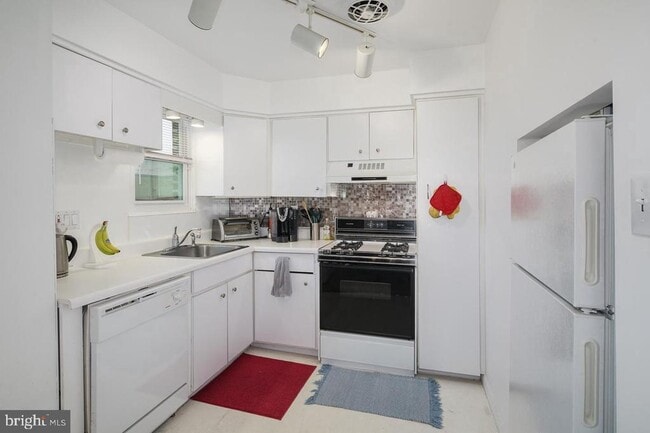 Building Photo - 2702 Cranston Rd