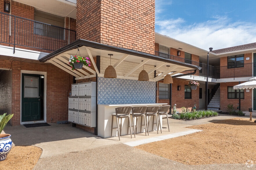 Courtyard - Nuvo Luna