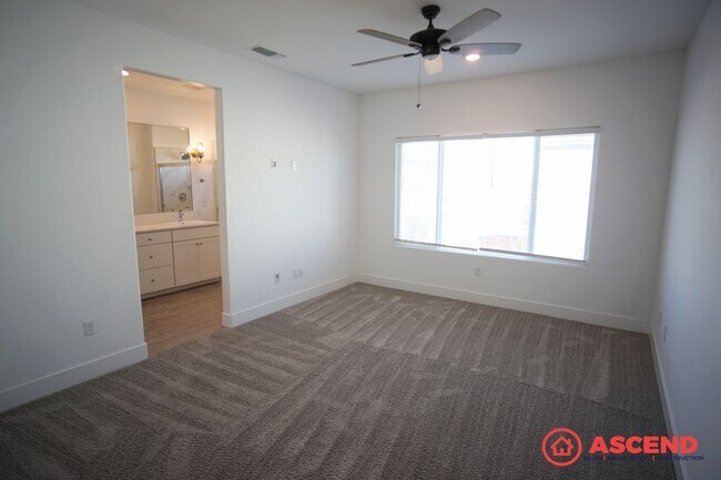 Building Photo - Stunning 5BD/4BA Home in Gossamer Grove — Solar, Modern Finishes, Nearly 3,000 Sq Ft & Pets Welcome!