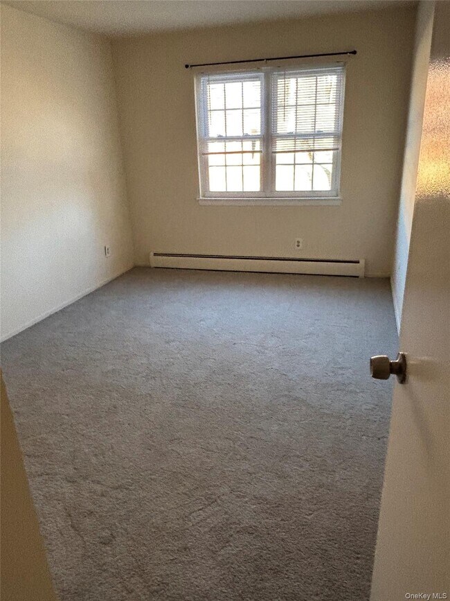 Building Photo - 8 Colonial Rd