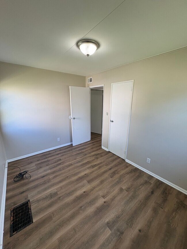 Building Photo - 925 W Willow Ln