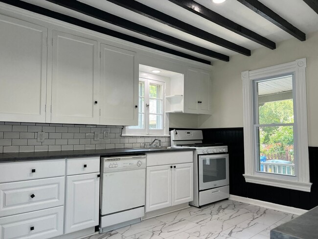 Building Photo - Single Family Home - Available - Will not ...
