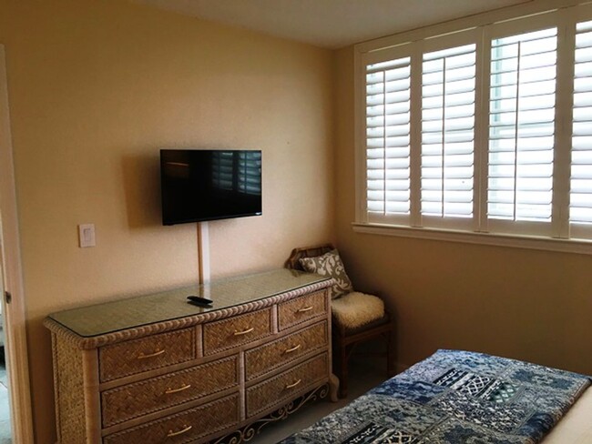 Building Photo - 6 to 8 Month Rental! Furnished 2 bed 2 bat...