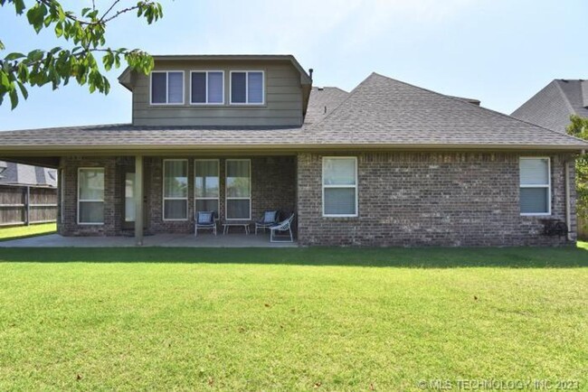 Building Photo - Room for the whole family in this 5 bedroo...