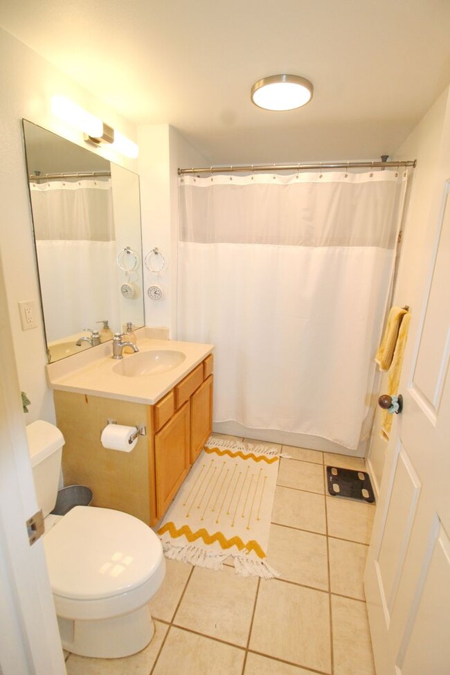 Building Photo - Nicely Remodeled and Furnished 2 Bed 2 Bat...