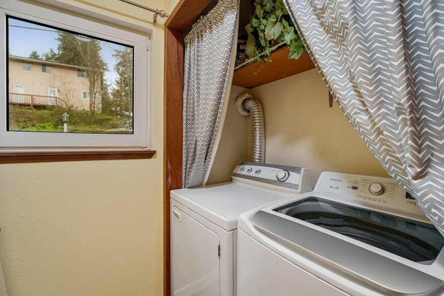 Windows Throughout - 20043 Forest Park Dr NE