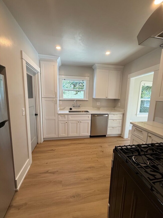 Building Photo - 2 bedroom/ 1 bathroom Home for Rent in Santa Rosa