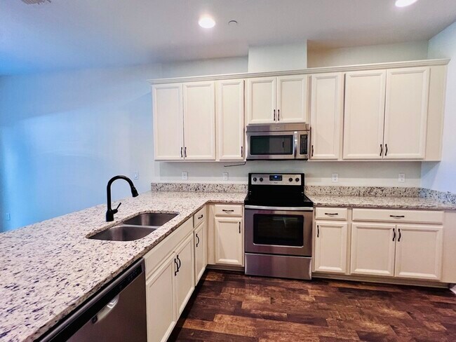 Building Photo - Gorgeous 3 bedroom, 2½ bath, 2 STORY townhome