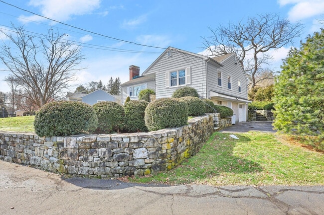 Building Photo - 5 Saviano Ln