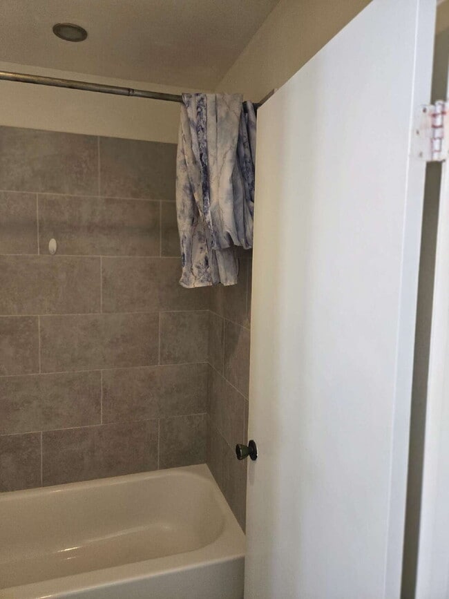 Building Photo - Spacious 3-bed, 2-bath condo is located in the heart of UTC, right on the UCSD bus line! It featu...