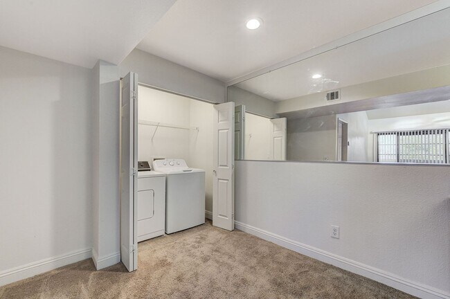 Building Photo - Charming 2 Bed 2 Bath!