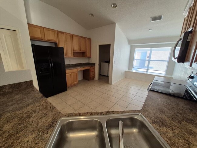 Building Photo - 6833 Runner Oak Dr