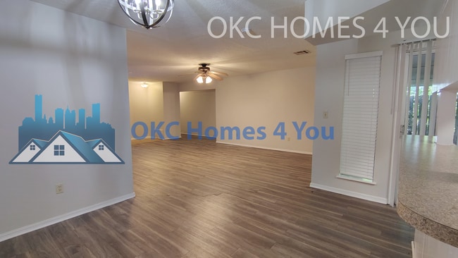 Building Photo - Half Duplex with Tons of Space!