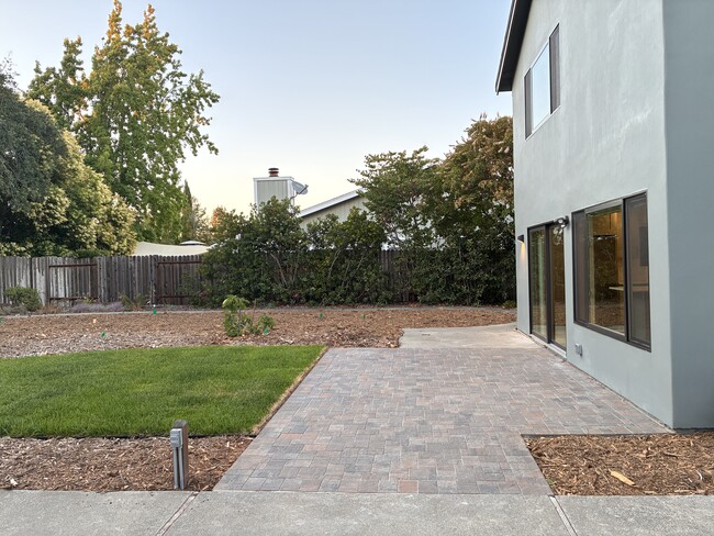 Building Photo - 405 Solano Dr
