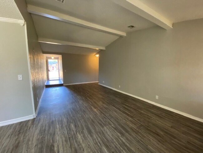 Building Photo - 4 Bed, 2 Bath Corner Lot in Broken Arrow!